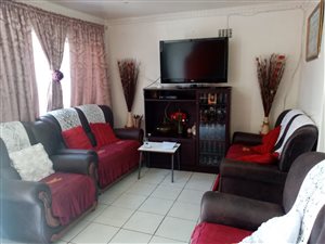 3 Bed House in Elsies River
