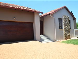 3 Bed House in Copperleaf Golf and Country Estate