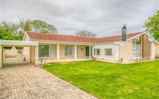 4 Bedroom House in Weybridge Park