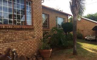 4 Bedroom House in Rooihuiskraal North