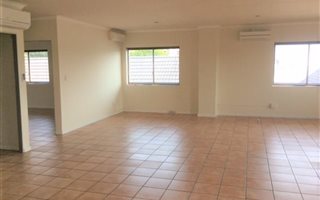 84 m² Commercial space in Tableview