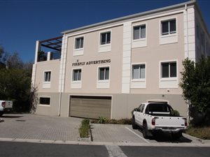 709 m² Office Space in Somerset West Central
