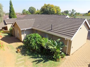 4 Bed House in Glen Marais