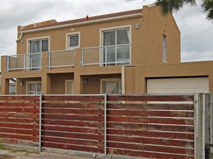 3 Bed House in Pelikan Park