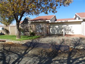 3 Bed Townhouse in Flamingo Park