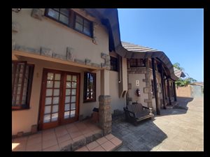 9 Bed House in Birdswood