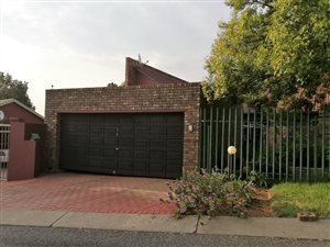 4 Bed Duet in Rooihuiskraal