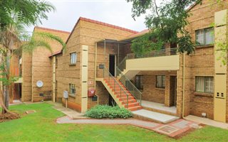 2 Bedroom House in Die Hoewes