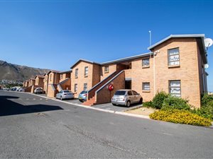 2 Bed Apartment in Gordons Bay Central