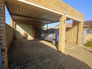 3 Bed Townhouse in Heuwelsig Estate