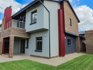 3 Bed Townhouse in Doornpoort and surrounds