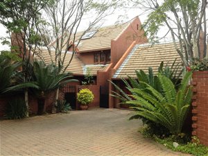 4 Bed House in Lynnwood Glen