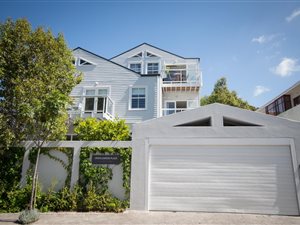 5 Bed House in Claremont