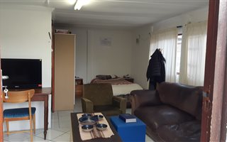 1 Bedroom Garden Cottage in Chrismar