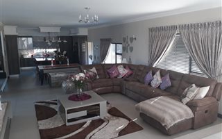 5 Bedroom House in Ebotse Estate