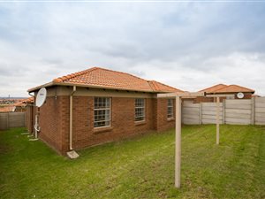 3 Bed House in Olievenhoutbosch