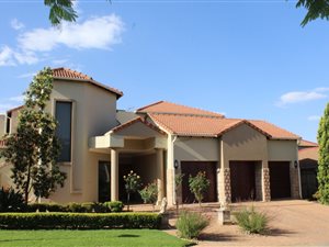 4 Bed House in Blue Valley Golf Estate