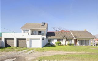 4 Bedroom House in Rusthof