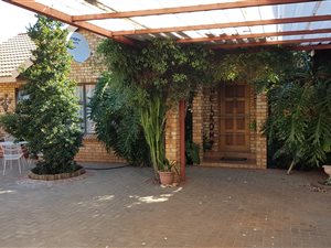 4 Bed House in Roylglen Gardens