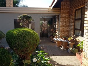4 Bed House in Roylglen Gardens