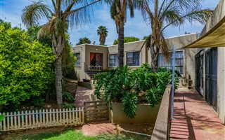 4 Bedroom House in Noordheuwel