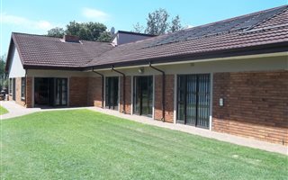 4 Bedroom House in Kookrus