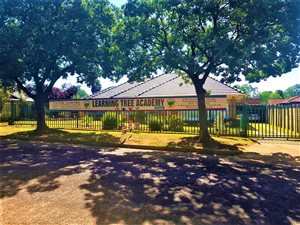 6 Bed House in Parkdene