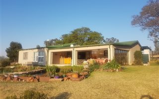 8.5 ha Smallholding in Hekpoort