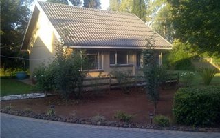 2 Bedroom Garden Cottage in Henley on Klip