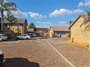 3 Bed Apartment in Zwartkop