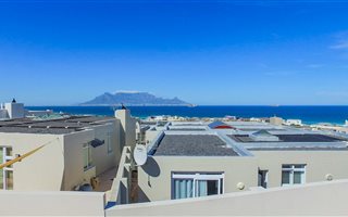 5 Bedroom House in Bloubergstrand