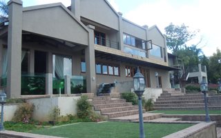 9 Bedroom House in Waterkloof Ridge