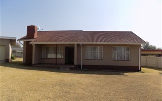 3 Bedroom House in Barry Hertzog Park