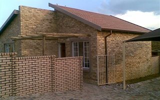 2 Bedroom Simplex in Kosmosdal