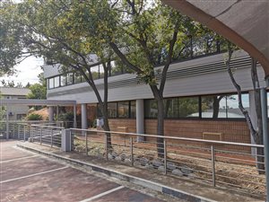 2030 m² Office Space in Halfway House