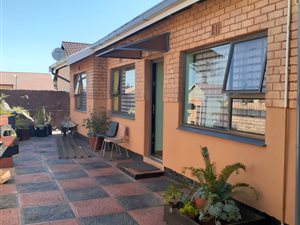 6 Bed House in Kwa Thema