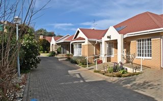 2 Bedroom Townhouse in Kiepersol