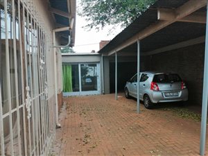 3 Bed House in Daggafontein
