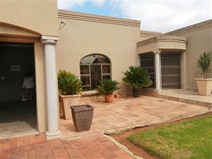 4 Bed House in Struisbult