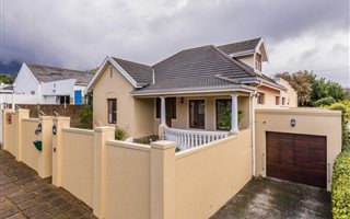 3 Bedroom House in Claremont