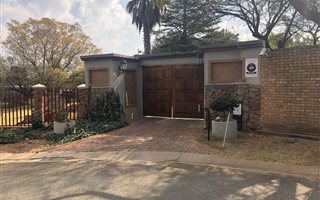 360 m² Commercial space in Constantia Kloof