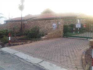 3 Bedroom Townhouse in Grobler Park