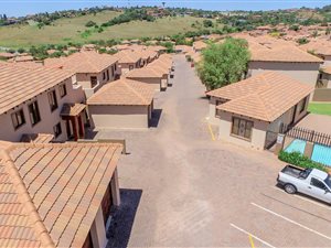 2 Bedroom Townhouse in Noordheuwel