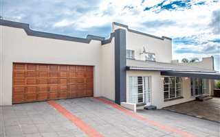 5 Bedroom House in Waterkloof Glen