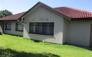 6 Bedroom House in Rietkuil