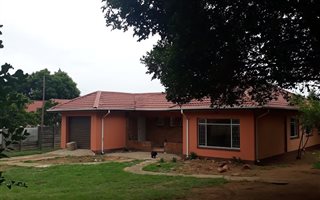 3 Bedroom House in Geelhoutpark
