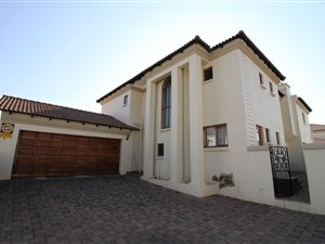 5 Bed House in Die Hoewes