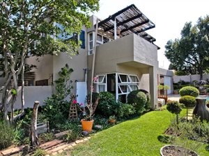 5 Bedroom House in Hurlingham Manor