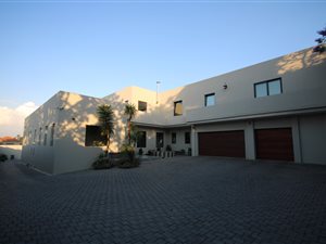 8 Bed House in River Club
