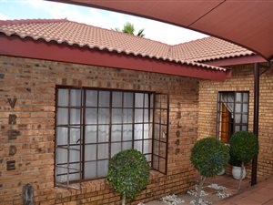 4 Bed House in Azaleapark